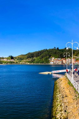 RIBADESELLA, İspanya - 15 Eylül 2024: 15 Eylül 2024 İspanya 'nın Ribadesella kentindeki güzel sahil köyü