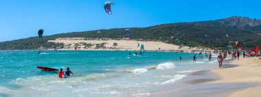 TARIFA, İspanya - 8 Ağustos 2024: Valdevaqueros plajında uçurtmanın tadını çıkarmak, 8 Ağustos 2024 tarihinde Tarifa, İspanya 'da Cebelitarık Boğazı