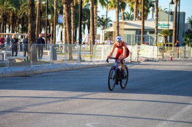 TORREMOLINOS, İspanya - 20 Ekim 2024: Dünya Triatlon Şampiyonası finali, 20 Ekim 2024 tarihinde İspanya 'nın Torremolinos kentinde felçliler