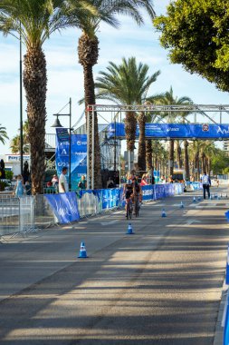 TORREMOLINOS, İspanya - 20 Ekim 2024: Dünya Triatlon Şampiyonası finali, 20 Ekim 2024 tarihinde İspanya 'nın Torremolinos kentinde felçliler