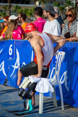 TORREMOLINOS, İspanya - 20 Ekim 2024: Dünya Triatlon Şampiyonası finali, 20 Ekim 2024 tarihinde İspanya 'nın Torremolinos kentinde felçliler