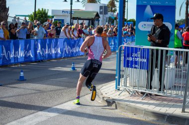 TORREMOLINOS, İspanya - 20 Ekim 2024: Dünya Triatlon Şampiyonası finali, 20 Ekim 2024 tarihinde İspanya 'nın Torremolinos kentinde felçliler