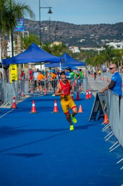 TORREMOLINOS, İspanya - 20 Ekim 2024: Dünya Triatlon Şampiyonası finali, 20 Ekim 2024 tarihinde İspanya 'nın Torremolinos kentinde felçliler