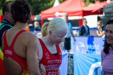 TORREMOLINOS, İspanya - 20 Ekim 2024: Dünya Triatlon Şampiyonası finali, 20 Ekim 2024 tarihinde İspanya 'nın Torremolinos kentinde felçliler