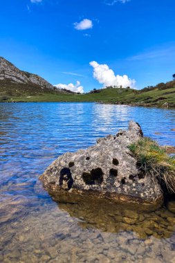 İspanya 'nın Asturias kentindeki Picos de Europa dağlarında yuva yapmış pitoresk Covadonga Gölleri nefes kesici doğal güzellik ve sükunet sunuyor.