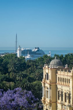 MALAGA, İspanya - 28 Mayıs 2025: İspanya 'nın Malaga kentindeki kıyı atmosferinin cazibesine kapılırken canlı şehrin ve hareketli limanın çarpıcı panoramik manzarasının tadını çıkarmak