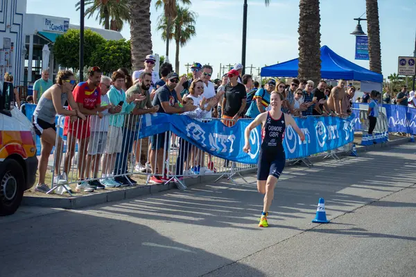 TORREMOLINOS, İspanya - 20 Ekim 2024: Dünya Triatlon Şampiyonası finali, 20 Ekim 2024 tarihinde İspanya 'nın Torremolinos kentinde felçliler