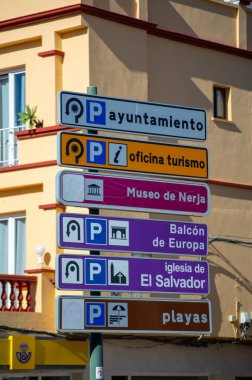 NERJA, İspanya - 22 Mart 2025: Büyüleyici şehir, 22 Mart 2025 tarihinde İspanya 'nın Nerja kentinde nefes kesici manzaralar ve pitoresk bir atmosfer sunuyor