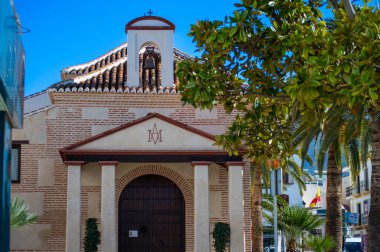 NERJA, İspanya - 22 Mart 2025: Büyüleyici şehir, 22 Mart 2025 tarihinde İspanya 'nın Nerja kentinde nefes kesici manzaralar ve pitoresk bir atmosfer sunuyor