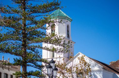 NERJA, İspanya - 22 Mart 2025: Avrupa Meydanı Balkonu, 22 Mart 2025 tarihinde İspanya 'nın Nerja kentinde büyüleyici ve pitoresk bir atmosfer sunmaktadır.