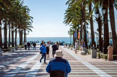 NERJA, İspanya - 22 Mart 2025: Avrupa Meydanı Balkonu, 22 Mart 2025 tarihinde İspanya 'nın Nerja kentinde büyüleyici ve pitoresk bir atmosfer sunmaktadır.