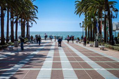 NERJA, İspanya - 22 Mart 2025: Avrupa Meydanı Balkonu, 22 Mart 2025 tarihinde İspanya 'nın Nerja kentinde büyüleyici ve pitoresk bir atmosfer sunmaktadır.