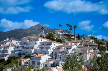 NERJA, İspanya - 22 Mart 2025: Büyüleyici şehir, 22 Mart 2025 tarihinde İspanya 'nın Nerja kentinde nefes kesici manzaralar ve pitoresk bir atmosfer sunuyor