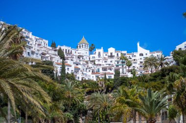 NERJA, İspanya - 22 Mart 2025: Büyüleyici şehir, 22 Mart 2025 tarihinde İspanya 'nın Nerja kentinde nefes kesici manzaralar ve pitoresk bir atmosfer sunuyor