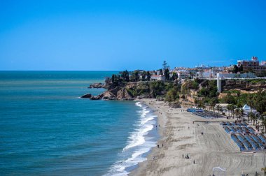 NERJA, İspanya - 22 Mart 2025: Büyüleyici şehir, 22 Mart 2025 tarihinde İspanya 'nın Nerja kentinde nefes kesici manzaralar ve pitoresk bir atmosfer sunuyor