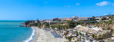 NERJA, İspanya - 22 Mart 2025: Büyüleyici şehir, 22 Mart 2025 tarihinde İspanya 'nın Nerja kentinde nefes kesici manzaralar ve pitoresk bir atmosfer sunuyor