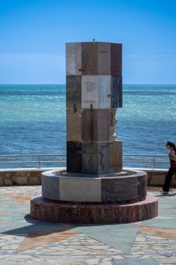 NERJA, İspanya - 22 Mart 2025: Avrupa Çeşmesi, İspanya 'nın Nerja kentinde büyüleyici ve pitoresk bir atmosfer sunuyor.