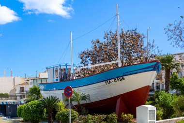 NERJA, İspanya - 22 Mart 2025: Büyüleyici şehir, 22 Mart 2025 tarihinde İspanya 'nın Nerja kentinde nefes kesici manzaralar ve pitoresk bir atmosfer sunuyor