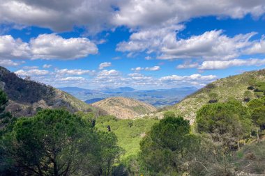 Panoramik manzara, Mijas zirvesine çıkan manzaralı yürüyüş yolundan yayılıyor ve Endülüs, Malaga, İspanya 'nın büyüleyici manzaralarını gözler önüne seriyor.