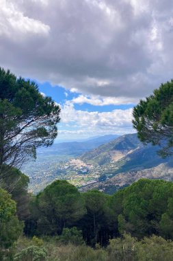 Panoramik manzara, Mijas zirvesine çıkan manzaralı yürüyüş yolundan yayılıyor ve Endülüs, Malaga, İspanya 'nın büyüleyici manzaralarını gözler önüne seriyor.