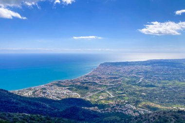Panoramik manzara, Mijas zirvesine çıkan manzaralı yürüyüş yolundan yayılıyor ve Endülüs, Malaga, İspanya 'nın büyüleyici manzaralarını gözler önüne seriyor.