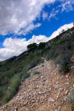 MIJAS, İspanya - 14 Mart 2025: Mijas zirvesinde iletişim antenleri, Endülüs, Malaga, İspanya 'nın çarpıcı manzaralarını gözler önüne seriyor