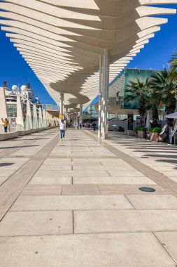 MALAGA, İspanya - 29 Mart 2025: Malaga, İspanya şehir merkezinde yürüyüş