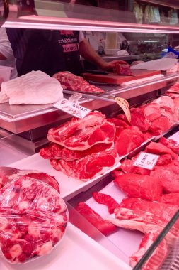 MALAGA, İspanya - 29 Mart 2025: Atarazana Merkez Pazarı, Malaga, İspanya 'da taze yerel ürünleri, deniz ürünleri ve canlı atmosferiyle bilinen canlı ve tarihi bir pazardır.