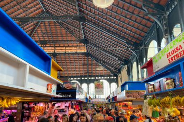 MALAGA, İspanya - 29 Mart 2025: Atarazana Merkez Pazarı, Malaga, İspanya 'da taze yerel ürünleri, deniz ürünleri ve canlı atmosferiyle bilinen canlı ve tarihi bir pazardır.