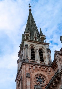 COVADONGA, İspanya - 6 Nisan 2025: Asturias 'taki Covadonga kutsal mağarası, bazilikası ve çarpıcı doğal çevresiyle bilinen tarihi bir dağ köyüdür..