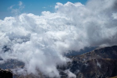 Bulutlu dağların üzerinden Mulhacen Tepesi 'ne, Sierra Nevada Ulusal Parkı' na, Endülüs 'e, İspanya' ya