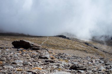 Bulutlu dağların üzerinden Mulhacen Tepesi 'ne, Sierra Nevada Ulusal Parkı' na, Endülüs 'e, İspanya' ya