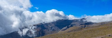 Bulutlu dağların üzerinden Mulhacen Tepesi 'ne, Sierra Nevada Ulusal Parkı' na, Endülüs 'e, İspanya' ya