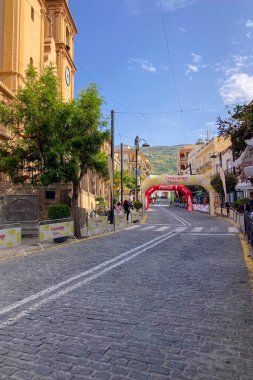 ORGIVA, İSPA - 18 Mayıs 2025: La Carrera Popüler Orgiva İspanya 'nın Orgiva kentinde 18.500 metre uzunluğundaki en uzun mesafe atletizm müsabakasıdır.