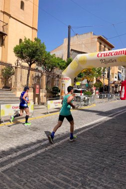 ORGIVA, İSPA - 18 Mayıs 2025: La Carrera Popüler Orgiva İspanya 'nın Orgiva kentinde 18.500 metre uzunluğundaki en uzun mesafe atletizm müsabakasıdır.