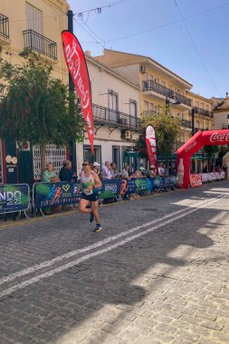 ORGIVA, İSPA - 18 Mayıs 2025: La Carrera Popüler Orgiva İspanya 'nın Orgiva kentinde 18.500 metre uzunluğundaki en uzun mesafe atletizm müsabakasıdır.
