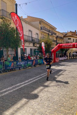 ORGIVA, İSPA - 18 Mayıs 2025: La Carrera Popüler Orgiva İspanya 'nın Orgiva kentinde 18.500 metre uzunluğundaki en uzun mesafe atletizm müsabakasıdır.