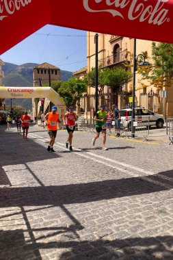 ORGIVA, İSPA - 18 Mayıs 2025: La Carrera Popüler Orgiva İspanya 'nın Orgiva kentinde 18.500 metre uzunluğundaki en uzun mesafe atletizm müsabakasıdır.