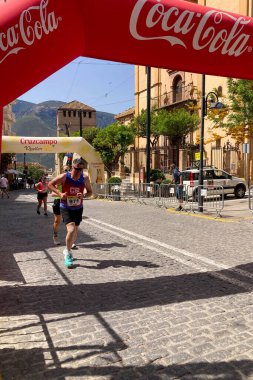 ORGIVA, İSPA - 18 Mayıs 2025: La Carrera Popüler Orgiva İspanya 'nın Orgiva kentinde 18.500 metre uzunluğundaki en uzun mesafe atletizm müsabakasıdır.