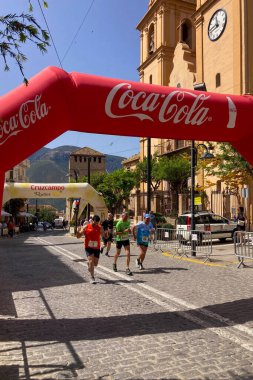 ORGIVA, İSPA - 18 Mayıs 2025: La Carrera Popüler Orgiva İspanya 'nın Orgiva kentinde 18.500 metre uzunluğundaki en uzun mesafe atletizm müsabakasıdır.