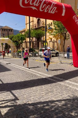 ORGIVA, İSPA - 18 Mayıs 2025: La Carrera Popüler Orgiva İspanya 'nın Orgiva kentinde 18.500 metre uzunluğundaki en uzun mesafe atletizm müsabakasıdır.