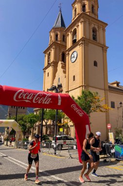 ORGIVA, İSPA - 18 Mayıs 2025: La Carrera Popüler Orgiva İspanya 'nın Orgiva kentinde 18.500 metre uzunluğundaki en uzun mesafe atletizm müsabakasıdır.