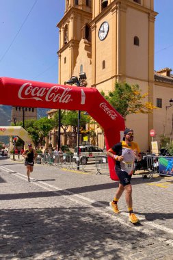 ORGIVA, İSPA - 18 Mayıs 2025: La Carrera Popüler Orgiva İspanya 'nın Orgiva kentinde 18.500 metre uzunluğundaki en uzun mesafe atletizm müsabakasıdır.