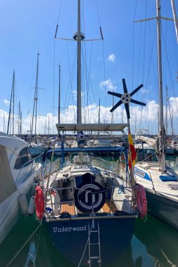 BENALMADENA, SPAIN - 24 Mayıs 2025 İspanya 'nın canlı limanı Benalmadena' da, kıyı cazibesi ve deniz zarafeti ile çevrili demirlemiş yatlar arasında rahatlatıcı bir yürüyüş yapmak.