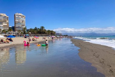 BENALMADENA, İSPAN - 24 Mayıs 2025 İspanya 'nın Benalmadena sahil şeridi boyunca huzurlu bir yürüyüş, manzaralı ve ferahlatıcı deniz meltemi.