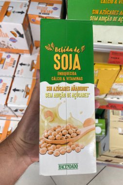 TORREMOLINOS, SPAIN - 24 Mayıs 2025: İspanya 'nın Torremolinos kentindeki Mercadona raflarında farklı beslenme ihtiyaçları için bitki bazlı seçenekler sunan çeşitli süt ikameleri düzenli olarak düzenlenmektedir.