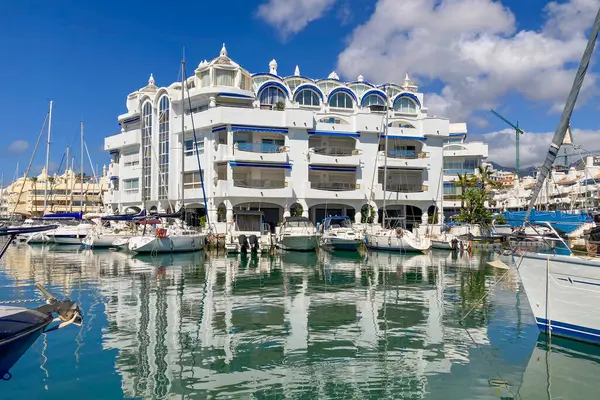 BENALMADENA, SPAIN - 24 Mayıs 2025 İspanya 'nın canlı limanı Benalmadena' da, kıyı cazibesi ve deniz zarafeti ile çevrili demirlemiş yatlar arasında rahatlatıcı bir yürüyüş yapmak.
