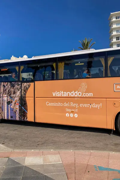 BENALMADENA, İSPAN - 24 Mayıs 2025 İspanya 'nın Benalmadena sahil şeridi boyunca huzurlu bir yürüyüş, manzaralı ve ferahlatıcı deniz meltemi.