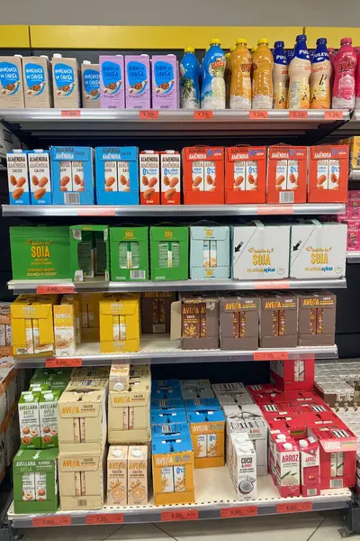 TORREMOLINOS, SPAIN - 24 Mayıs 2025: İspanya 'nın Torremolinos kentindeki Mercadona raflarında farklı beslenme ihtiyaçları için bitki bazlı seçenekler sunan çeşitli süt ikameleri düzenli olarak düzenlenmektedir.