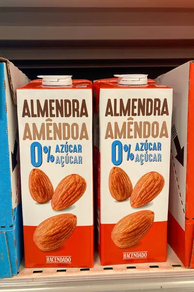 TORREMOLINOS, SPAIN - 24 Mayıs 2025: İspanya 'nın Torremolinos kentindeki Mercadona raflarında farklı beslenme ihtiyaçları için bitki bazlı seçenekler sunan çeşitli süt ikameleri düzenli olarak düzenlenmektedir.